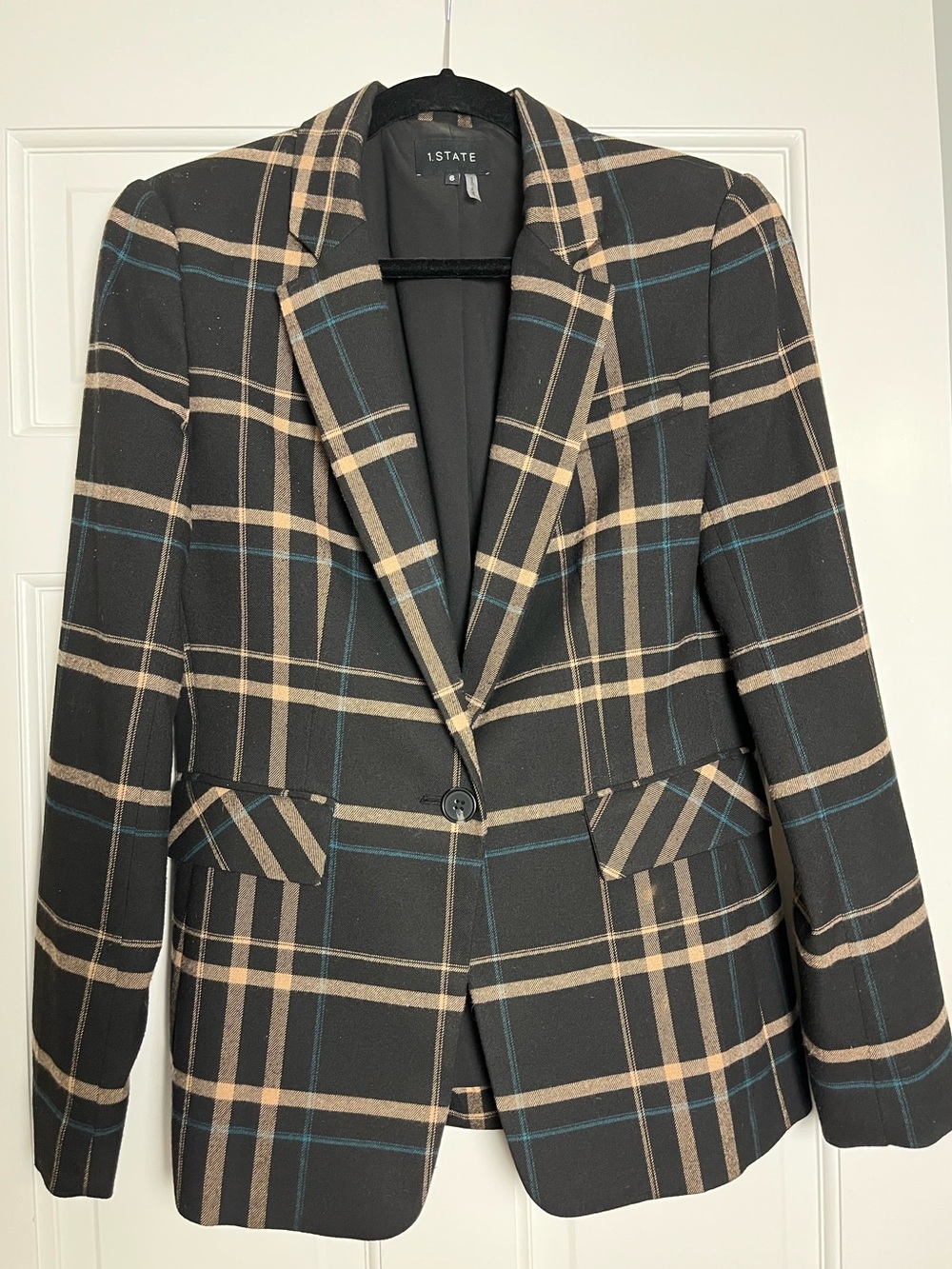 Single Button Classic Black & Tan Plaid Blazer. Size 6